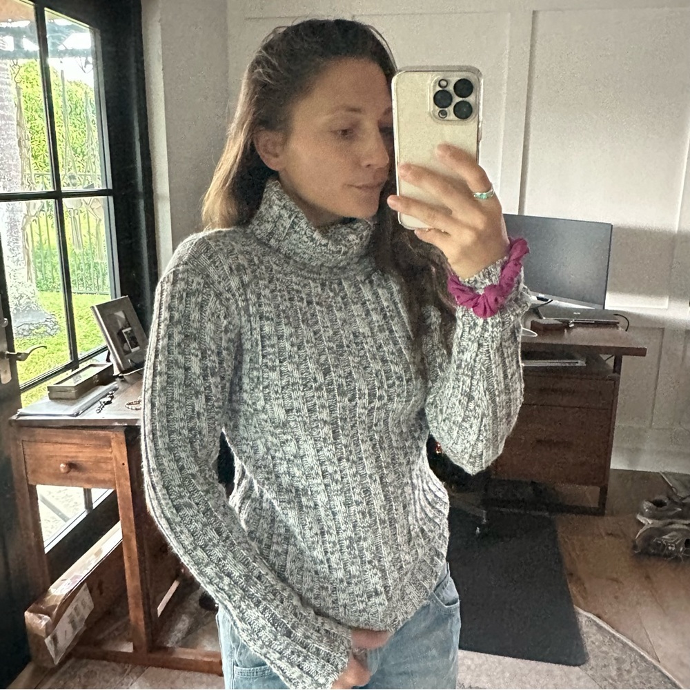 Lightly worn comfy sweater!